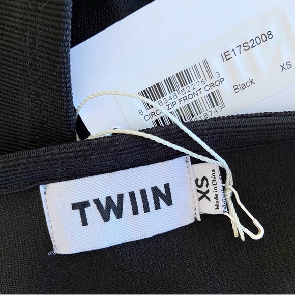 TWIIN Circa Zip Front Ribbed Crop Top - Picture 5 of 6